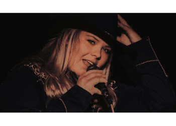 Bilde av Countryartisten Diddi Velle med cowboyhatt