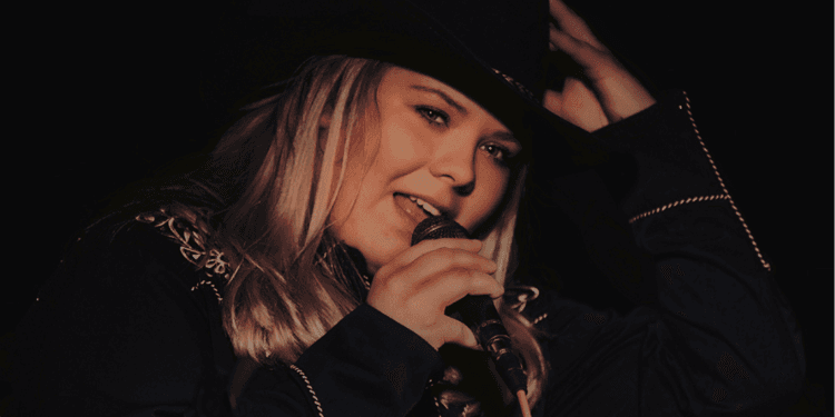 Bilde av Countryartisten Diddi Velle med cowboyhatt